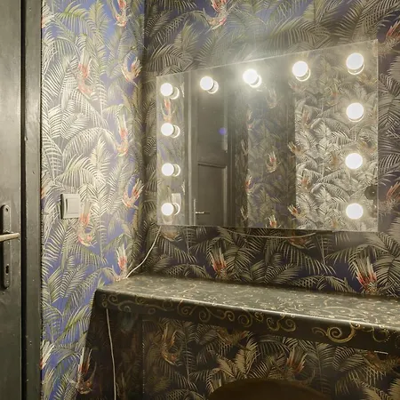 Hello I Stunning Above The Theater Apartment