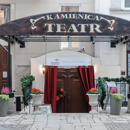 Hello I Stunning Above The Theater * Warschau