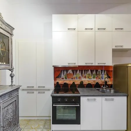 Hello I Stunning Above The Theater Apartament